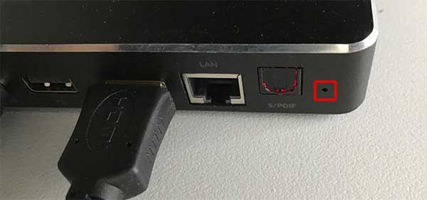 Foro di reset sul pannello posteriore della SignageBox