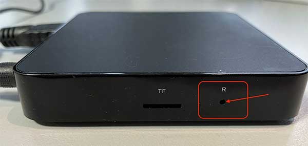 Pulsante di reset (R) sul lato sinistro della SignageBox II