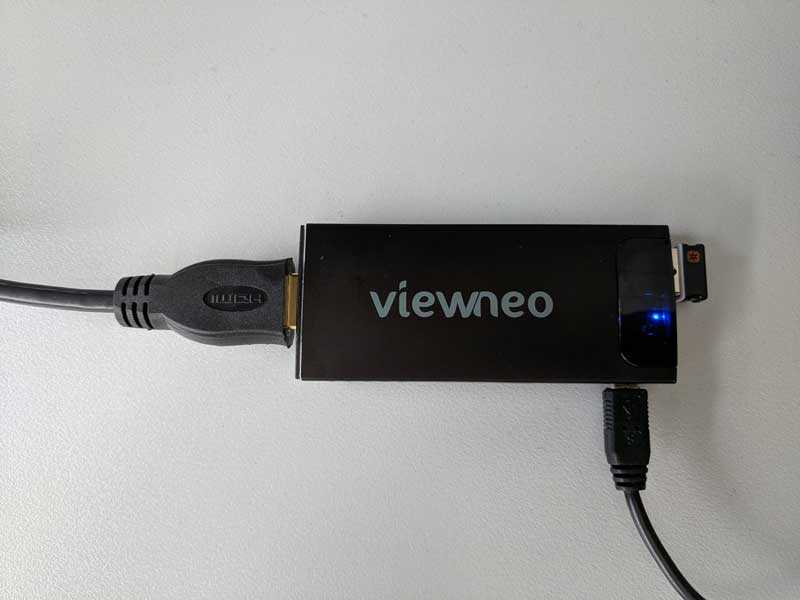 SignageStick 2 con cable HDMI y teclado USB conectados